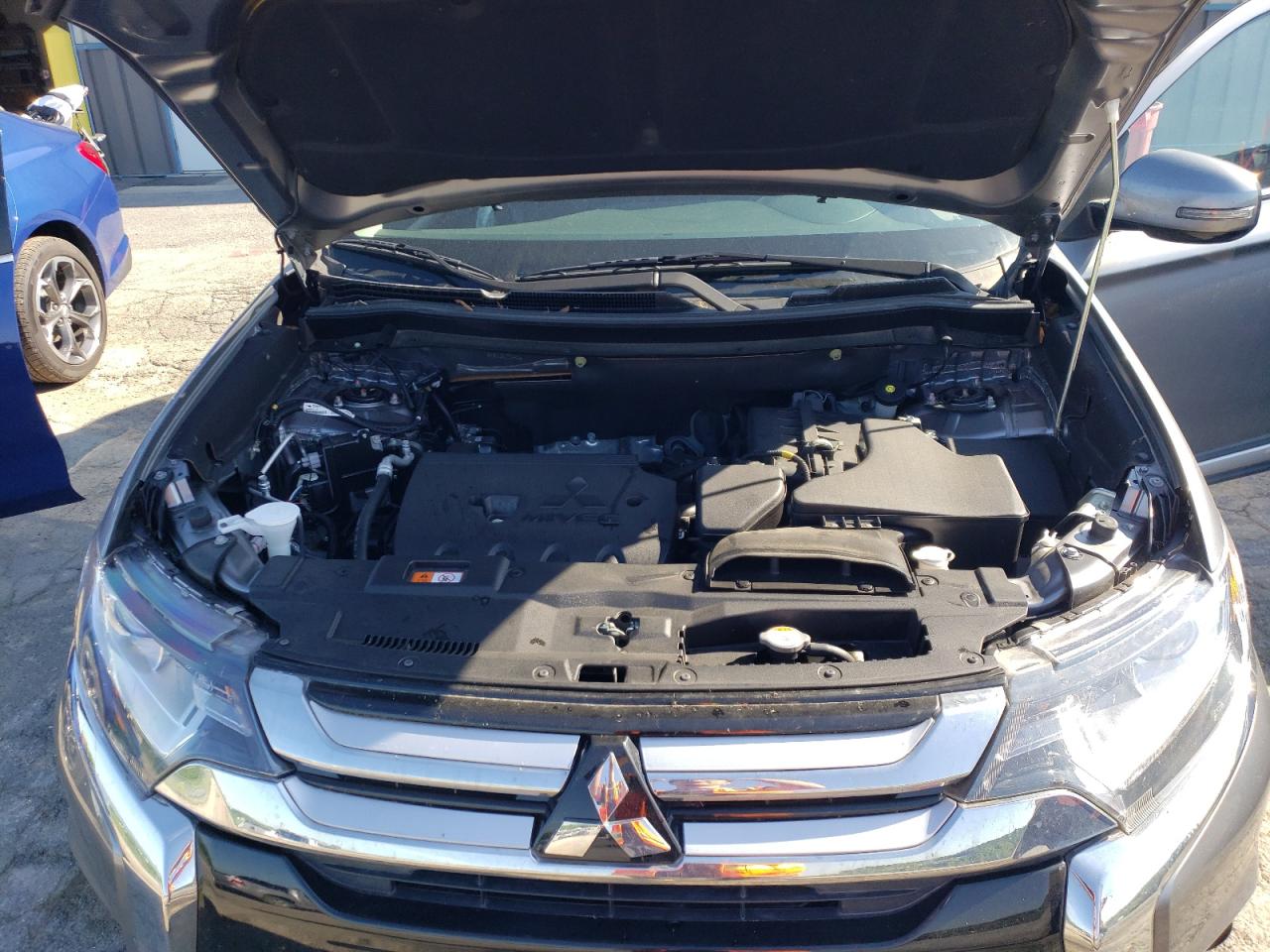 JA4AZ3A31JZ070926 2018 Mitsubishi Outlander Se