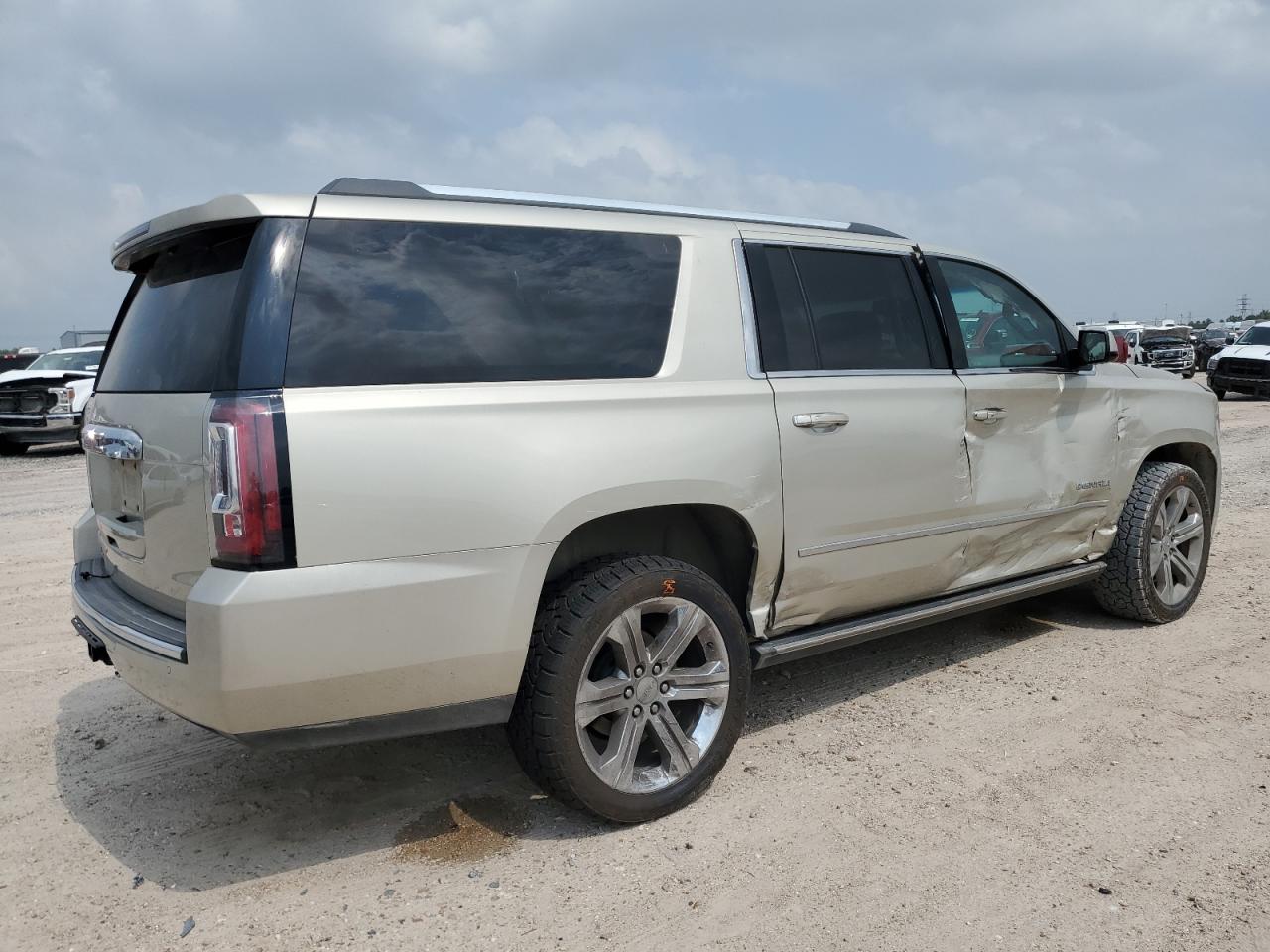 1GKS2HKJ3HR145889 2017 GMC Yukon Xl Denali