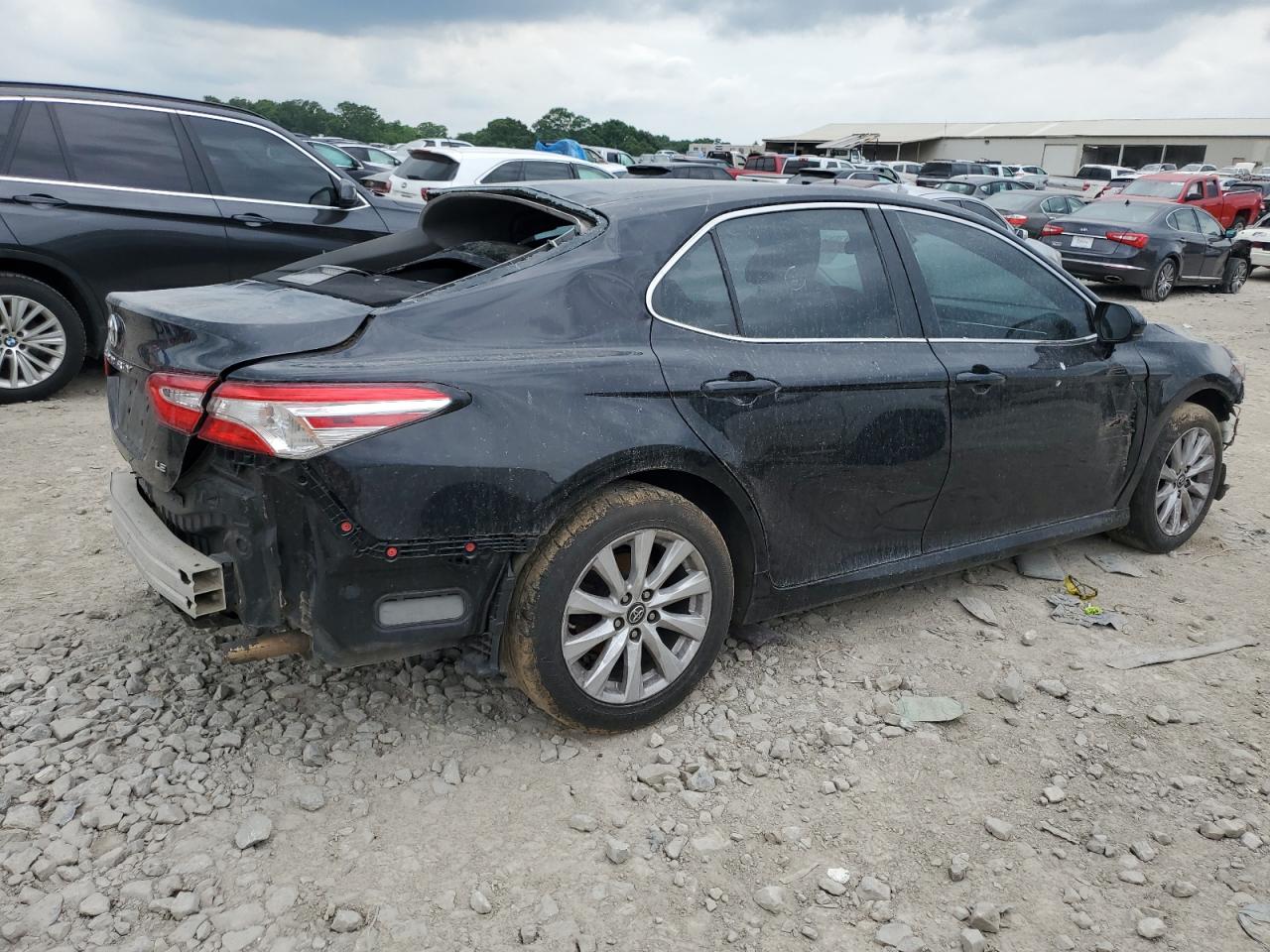 2018 Toyota Camry L vin: 4T1B11HKXJU662417