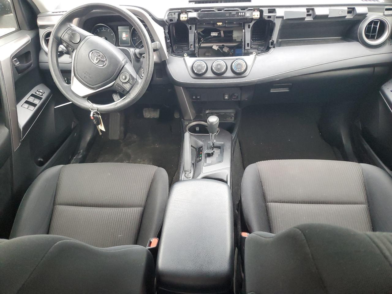 JTMZFREV9HJ122425 2017 Toyota Rav4 Le