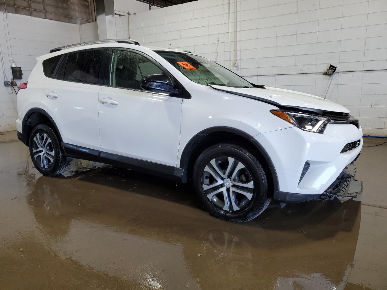 2018 Toyota Rav4 Le vin: JTMBFREV2JJ259486