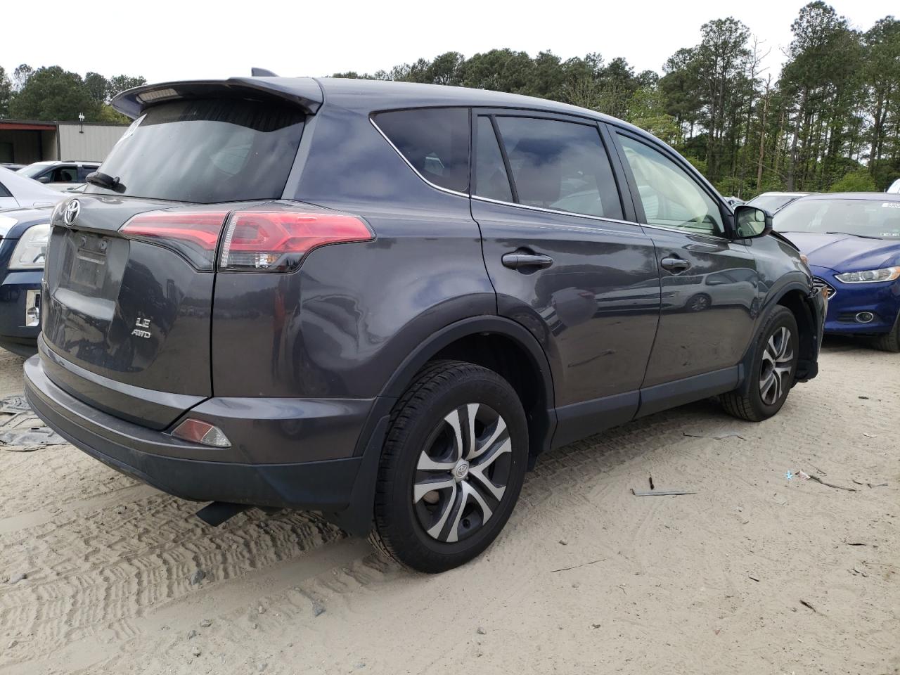 JTMBFREV3JJ738936 2018 Toyota Rav4 Le