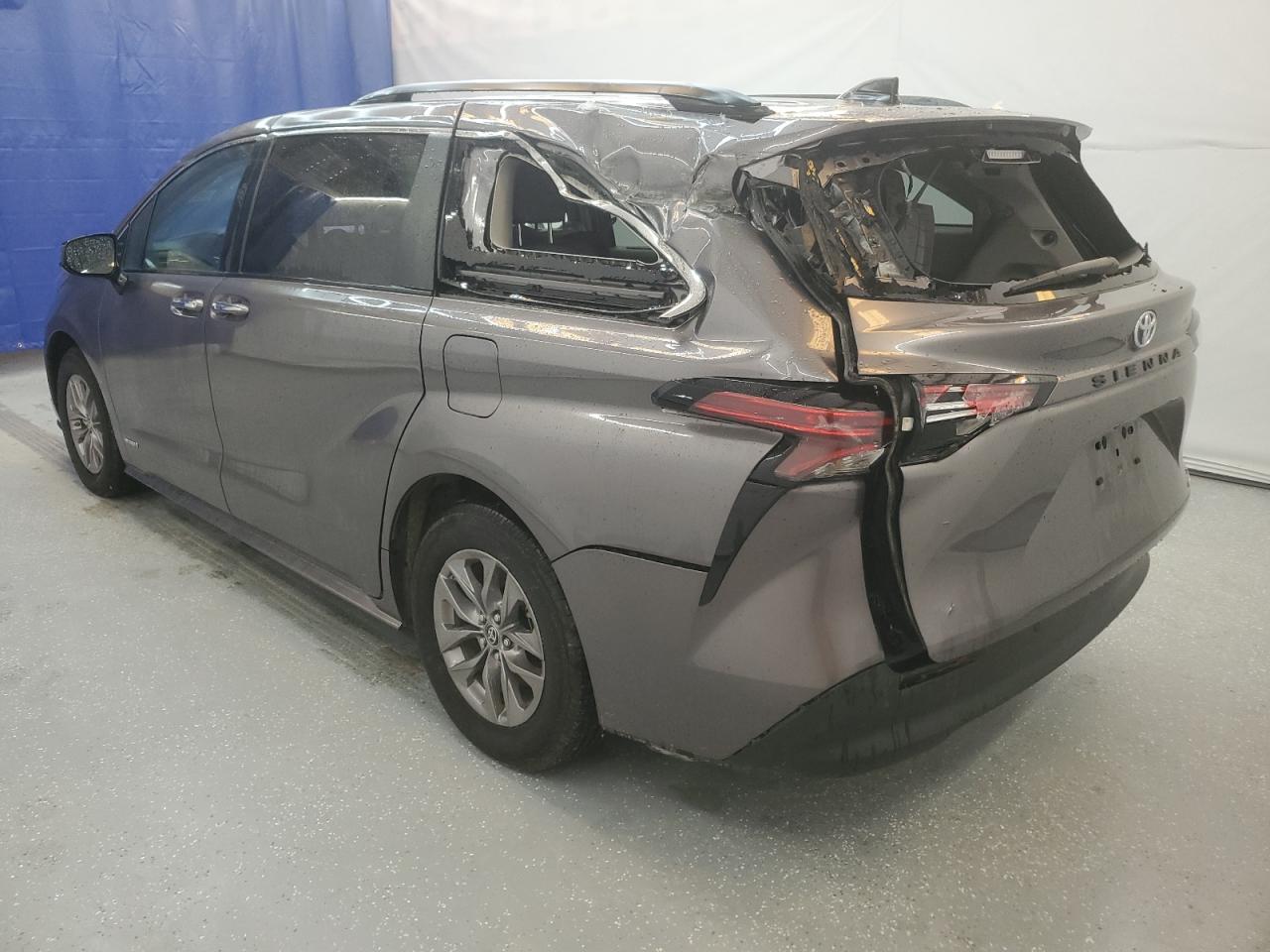 5TDJRKECXMS064381 2021 Toyota Sienna Xle