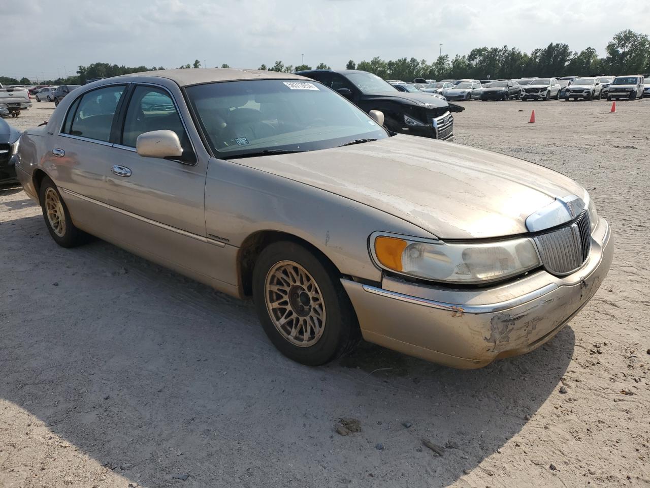 1LNFM82W2WY613175 1998 Lincoln Town Car Signature