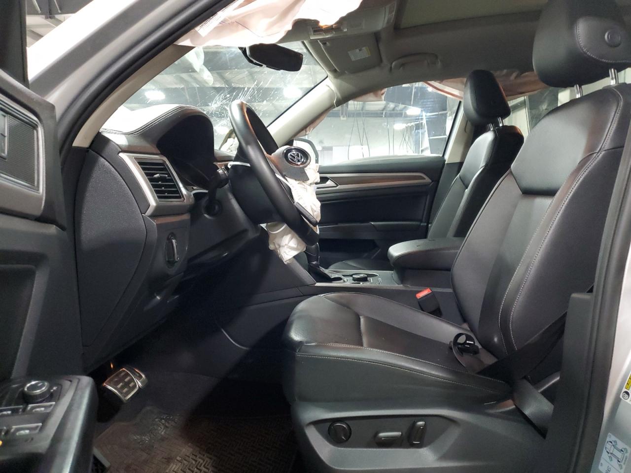 1V2XR2CA0KC613529 2019 Volkswagen Atlas Se