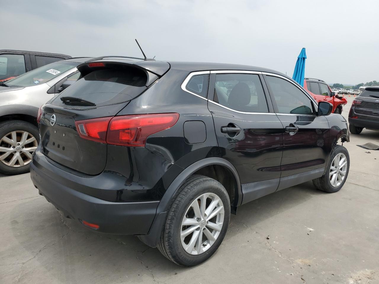 JN1BJ1CP1JW152858 2018 Nissan Rogue Sport S