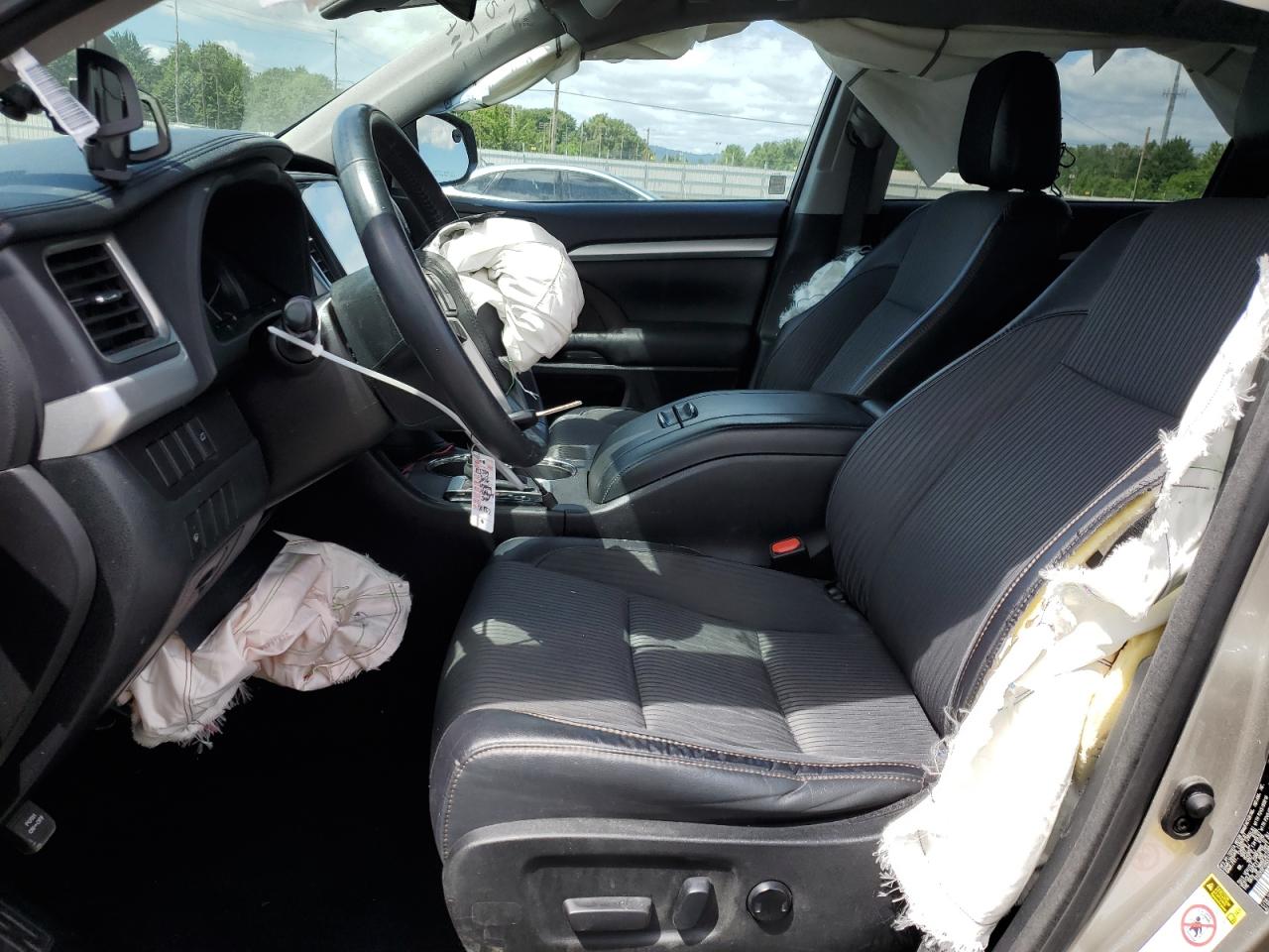 5TDZKRFH9GS175857 2016 Toyota Highlander Le