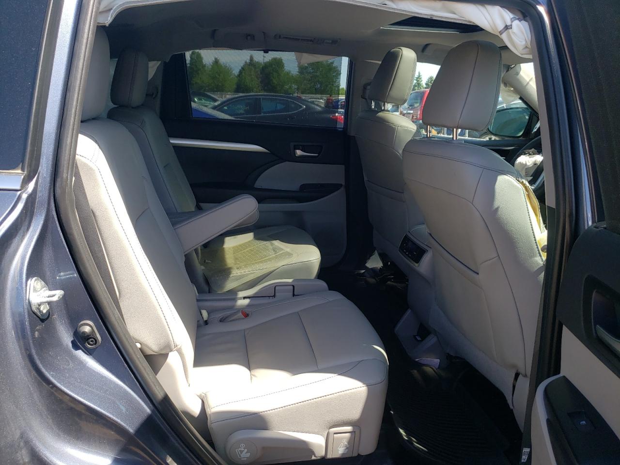 5TDJZRFH5KS965190 2019 Toyota Highlander Se