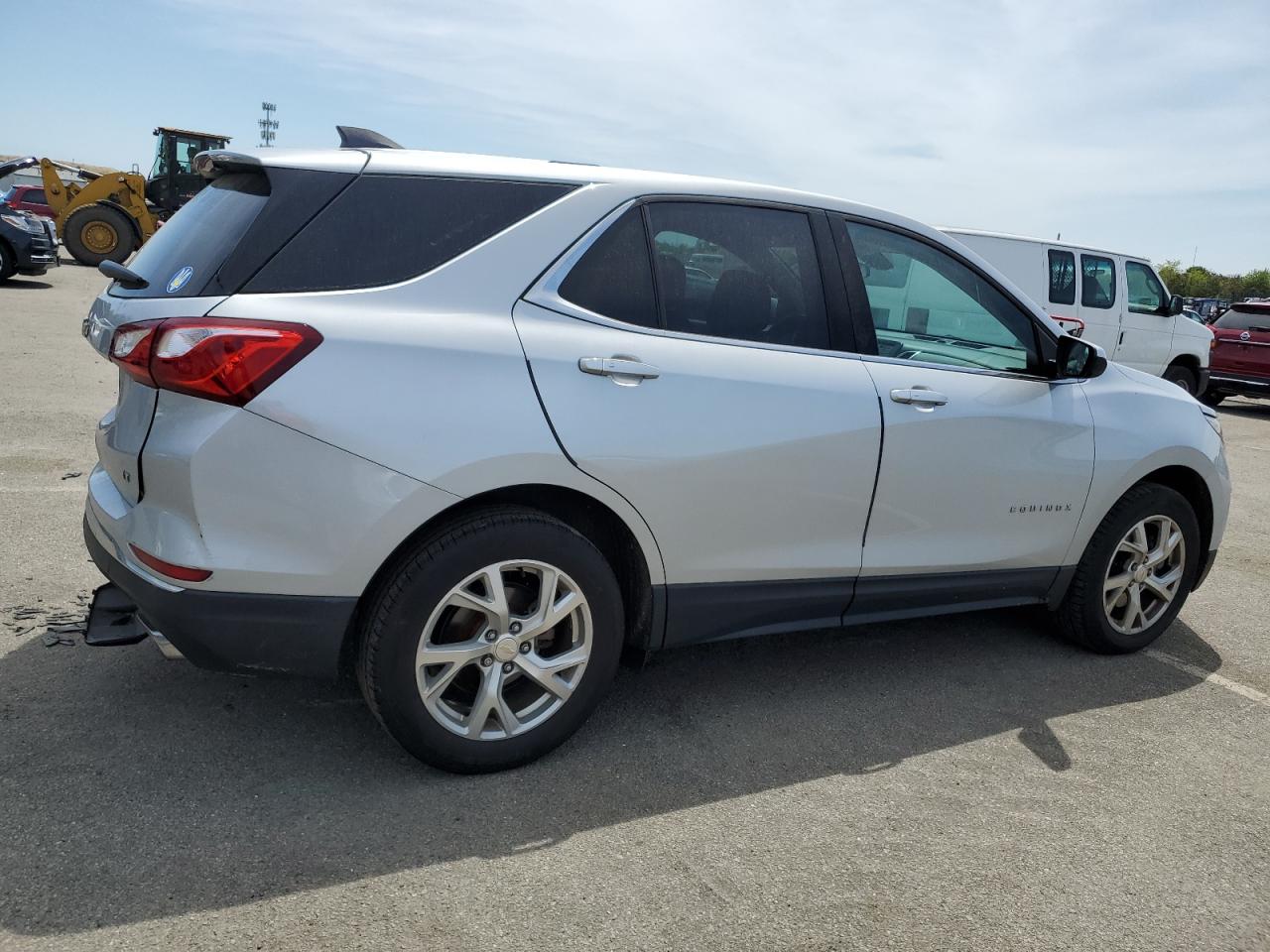 2GNAXKEX2J6156073 2018 Chevrolet Equinox Lt