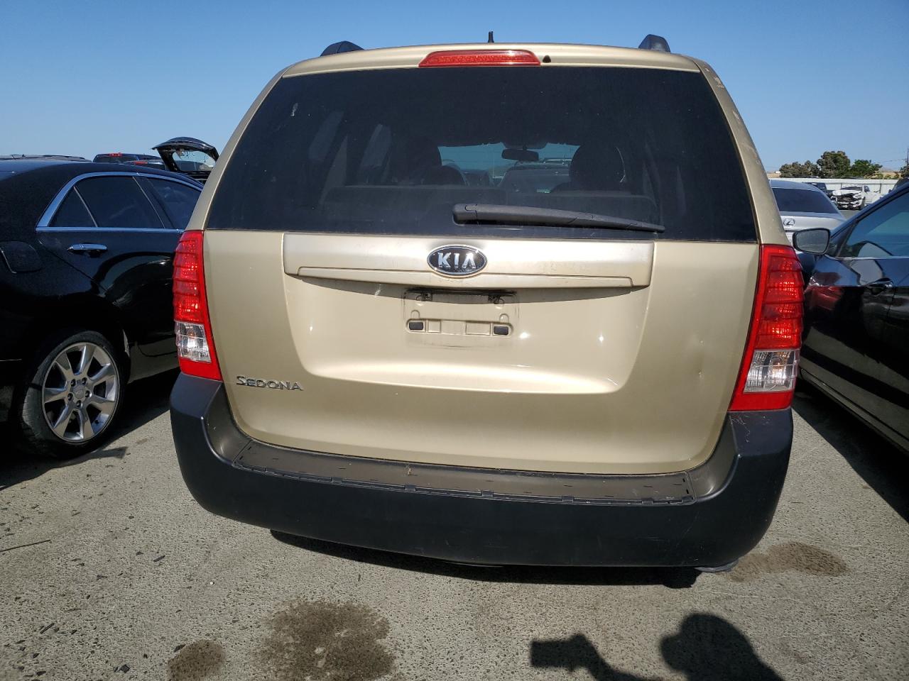 KNDMG4C72B6370850 2011 Kia Sedona Lx