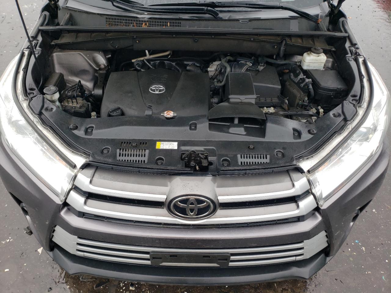 5TDBZRFH4KS722684 2019 Toyota Highlander Le
