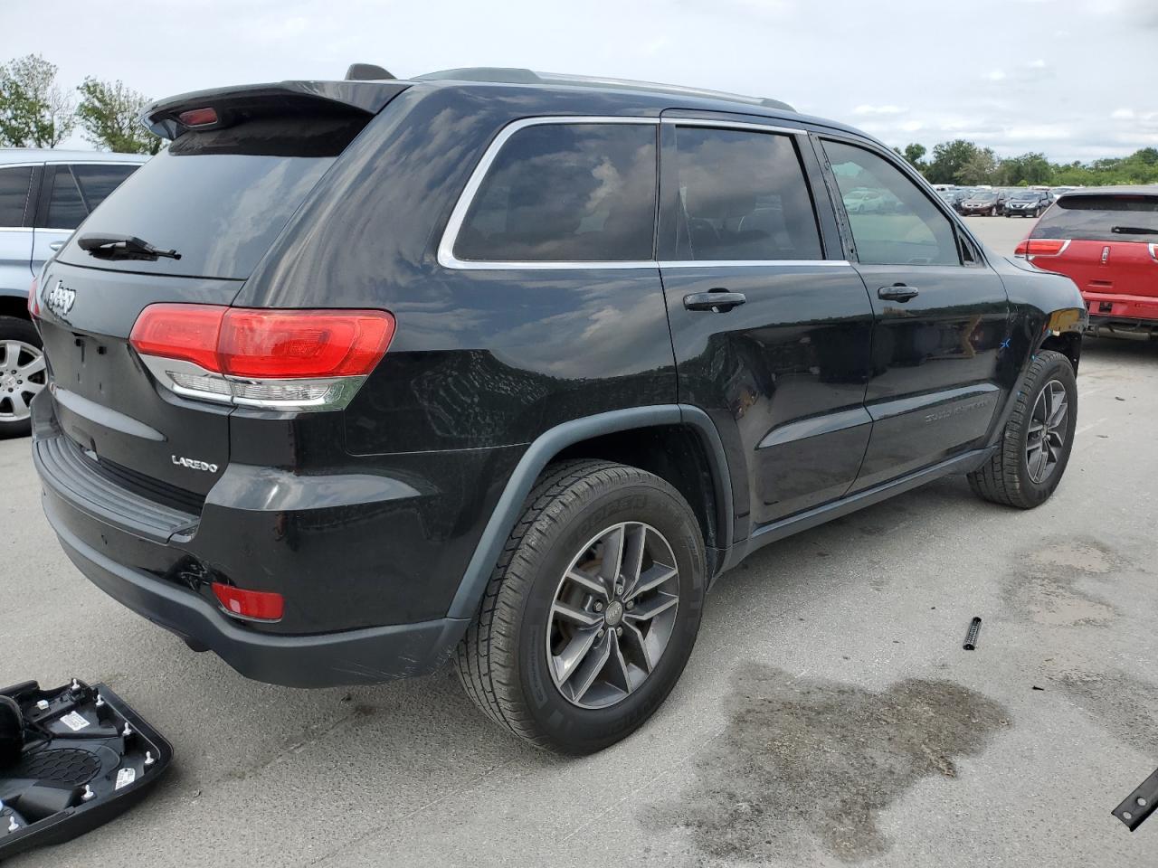 1C4RJEAG0JC443066 2018 Jeep Grand Cherokee Laredo