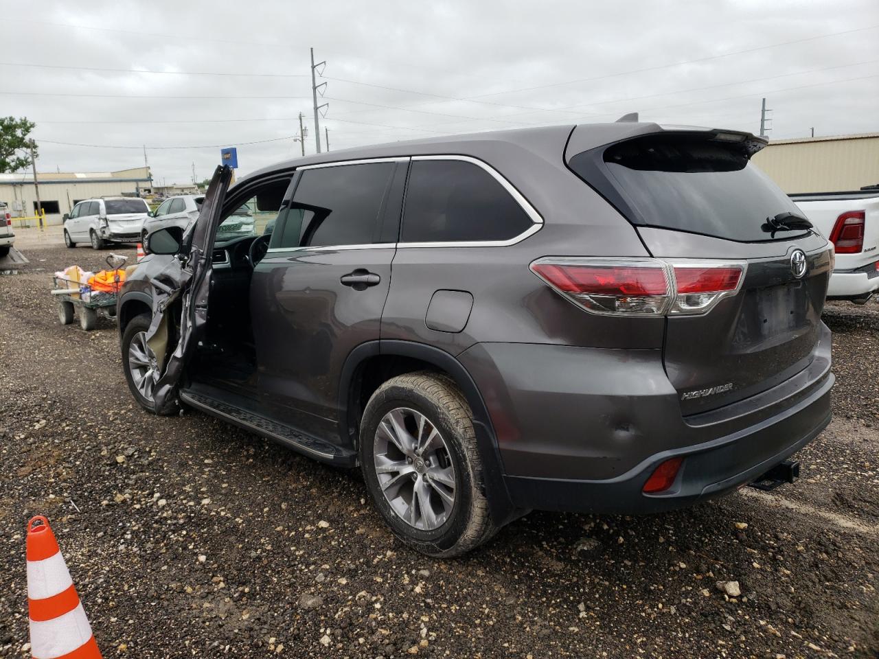 5TDZKRFH9FS117648 2015 Toyota Highlander Le