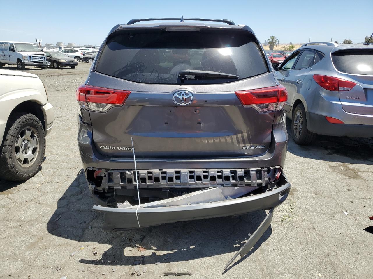 5TDJZRFHXJS861177 2018 Toyota Highlander Se