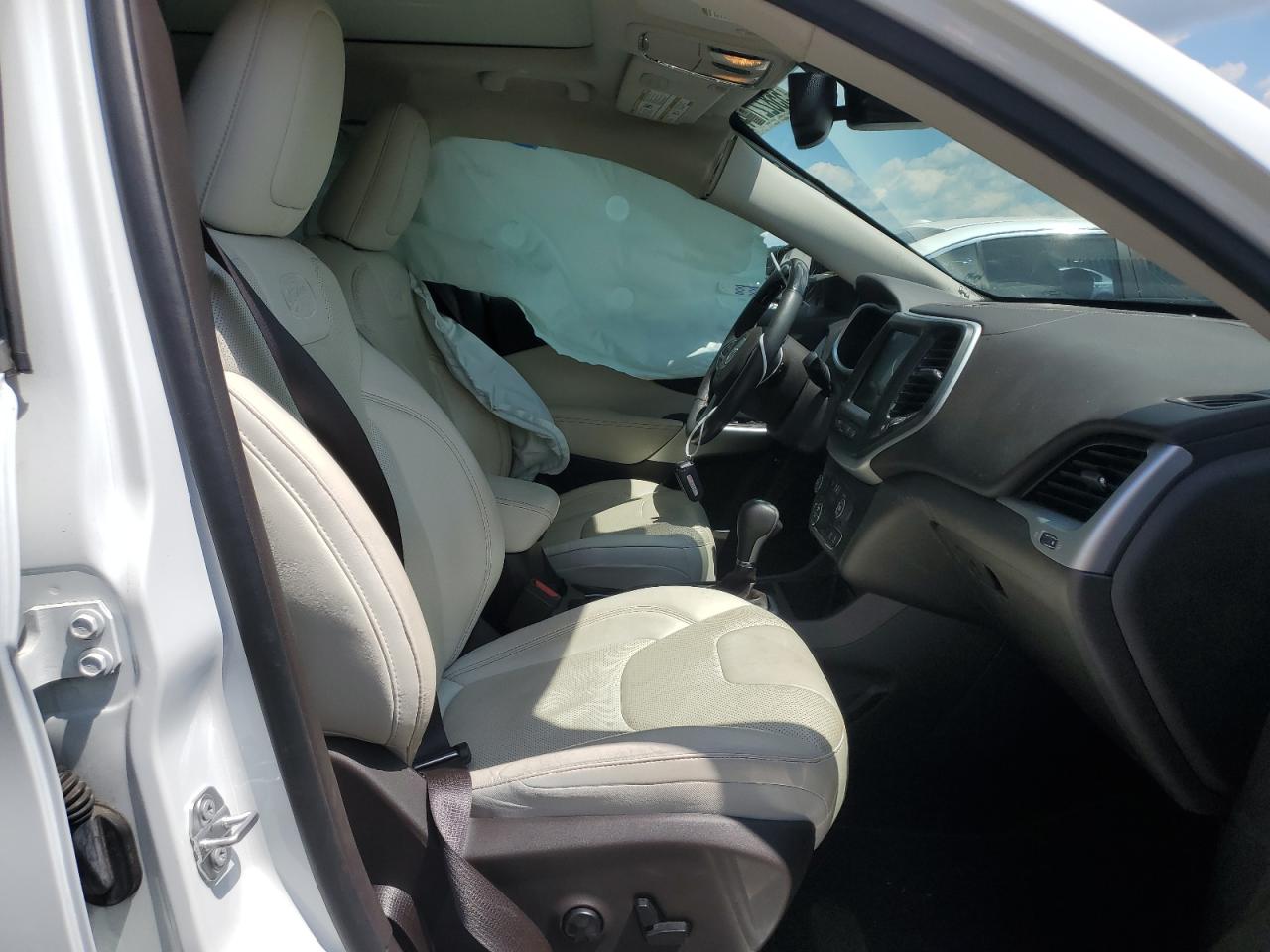 1C4PJLJS6HW613584 2017 Jeep Cherokee Overland