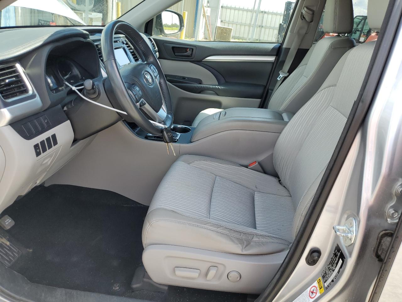 5TDZKRFH0FS070607 2015 Toyota Highlander Le