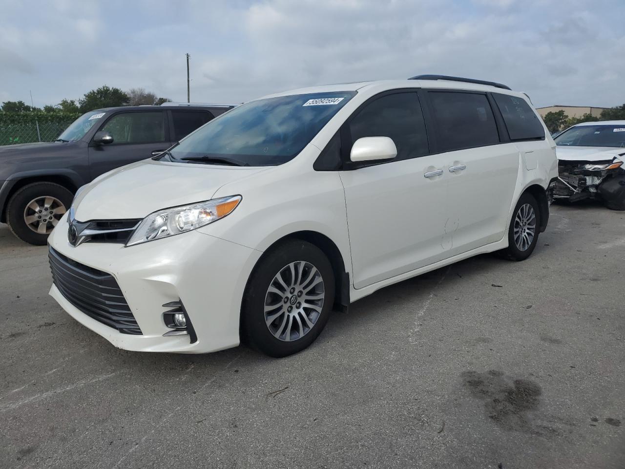 5TDYZ3DC3JS913767 2018 Toyota Sienna Xle