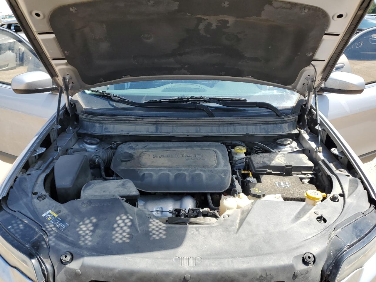 1C4PJLCB9KD377335 2019 Jeep Cherokee Latitude