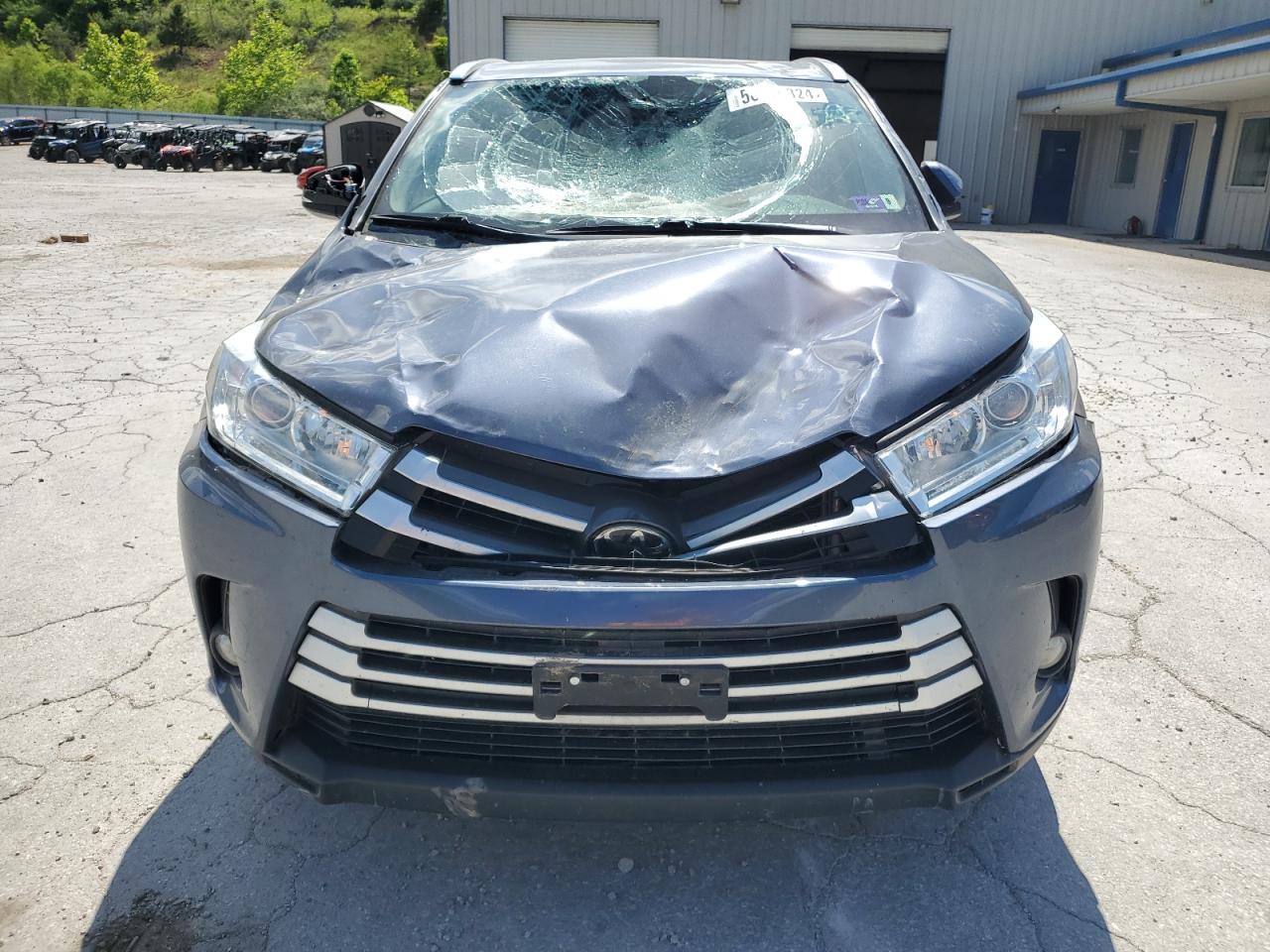 5TDJZRFH7JS891057 2018 Toyota Highlander Se