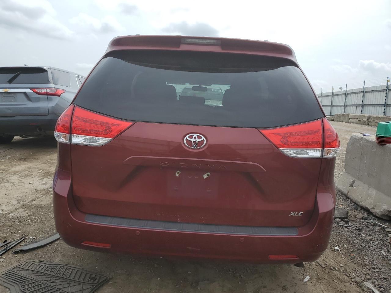 5TDYK3DC8CS216358 2012 Toyota Sienna Xle