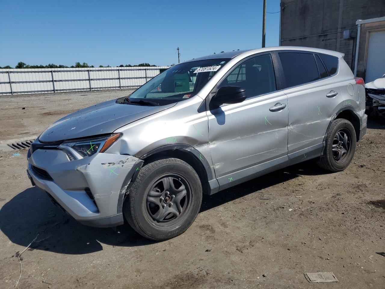 2T3BFREV7JW852505 2018 Toyota Rav4 Le