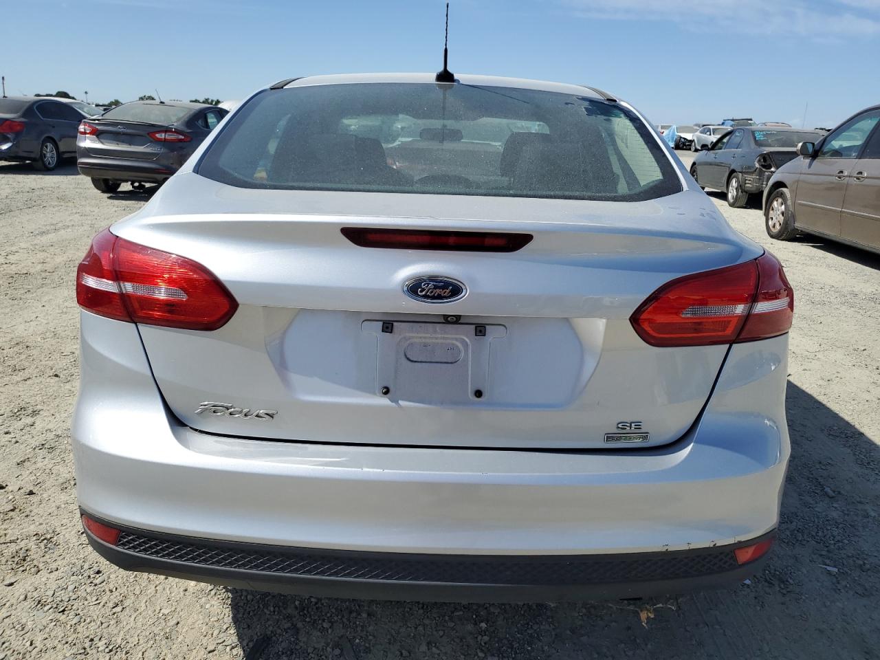 2018 Ford Focus Se vin: 1FADP3FE3JL223902