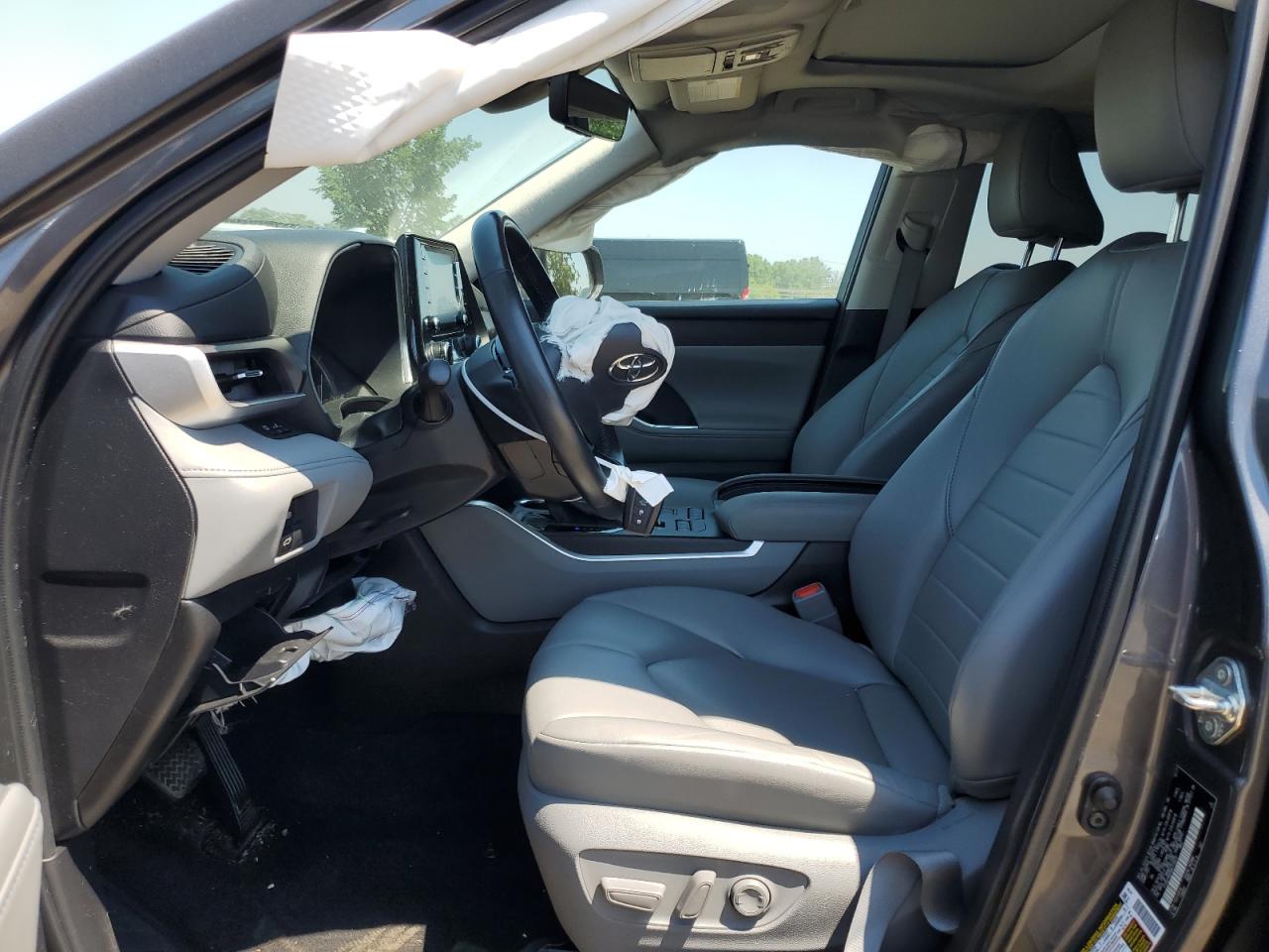 5TDGZRBH9NS178537 2022 Toyota Highlander Xle