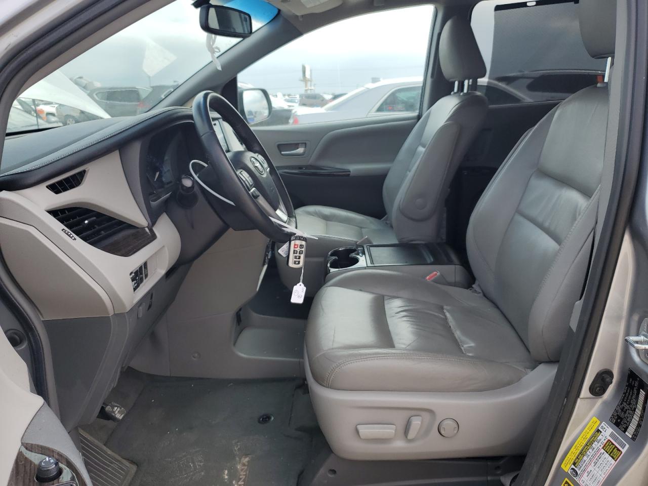 5TDYK3DC3GS742810 2016 Toyota Sienna Xle