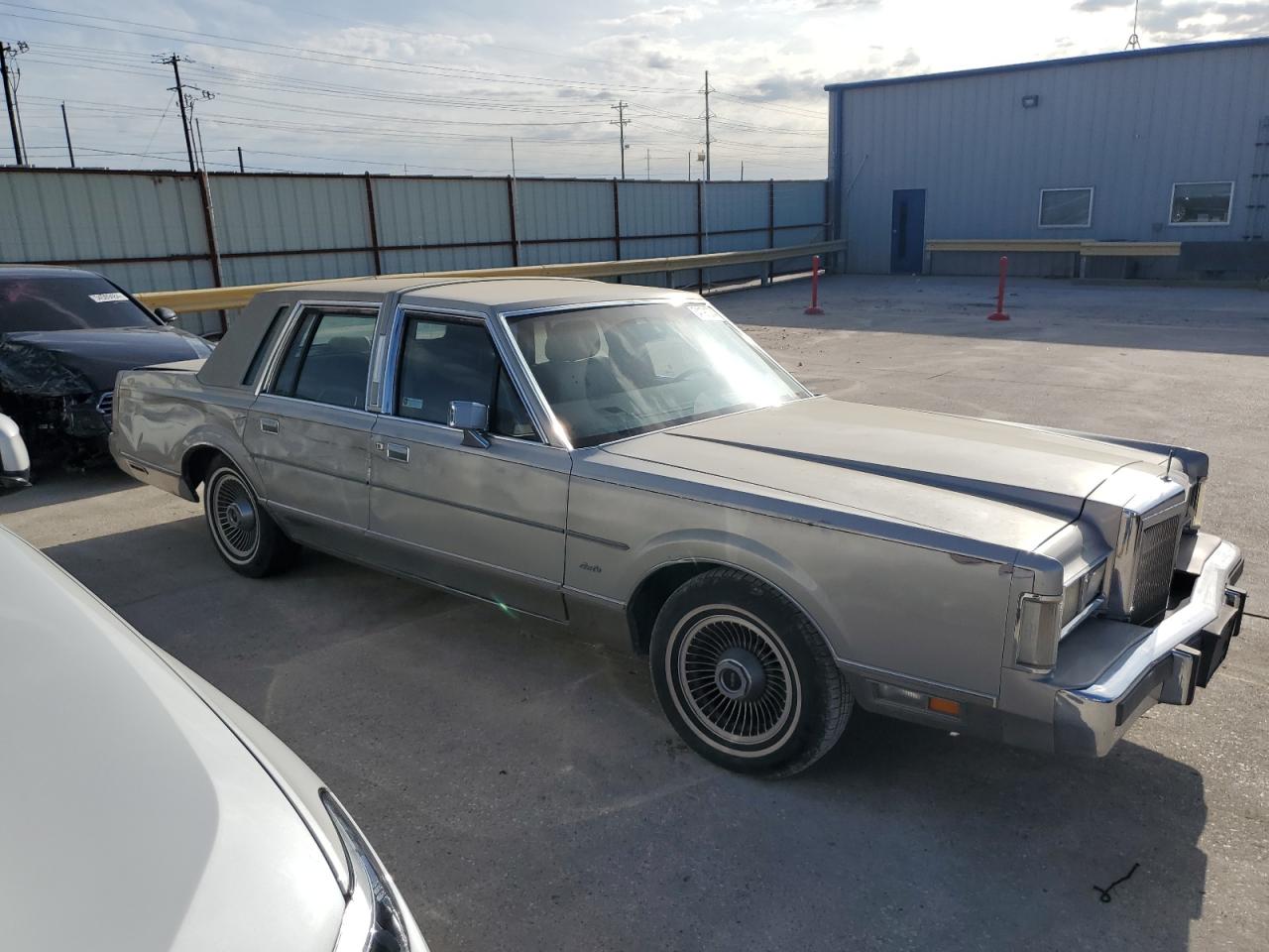 1LNBM83F3JY632601 1988 Lincoln Town Car Cartier