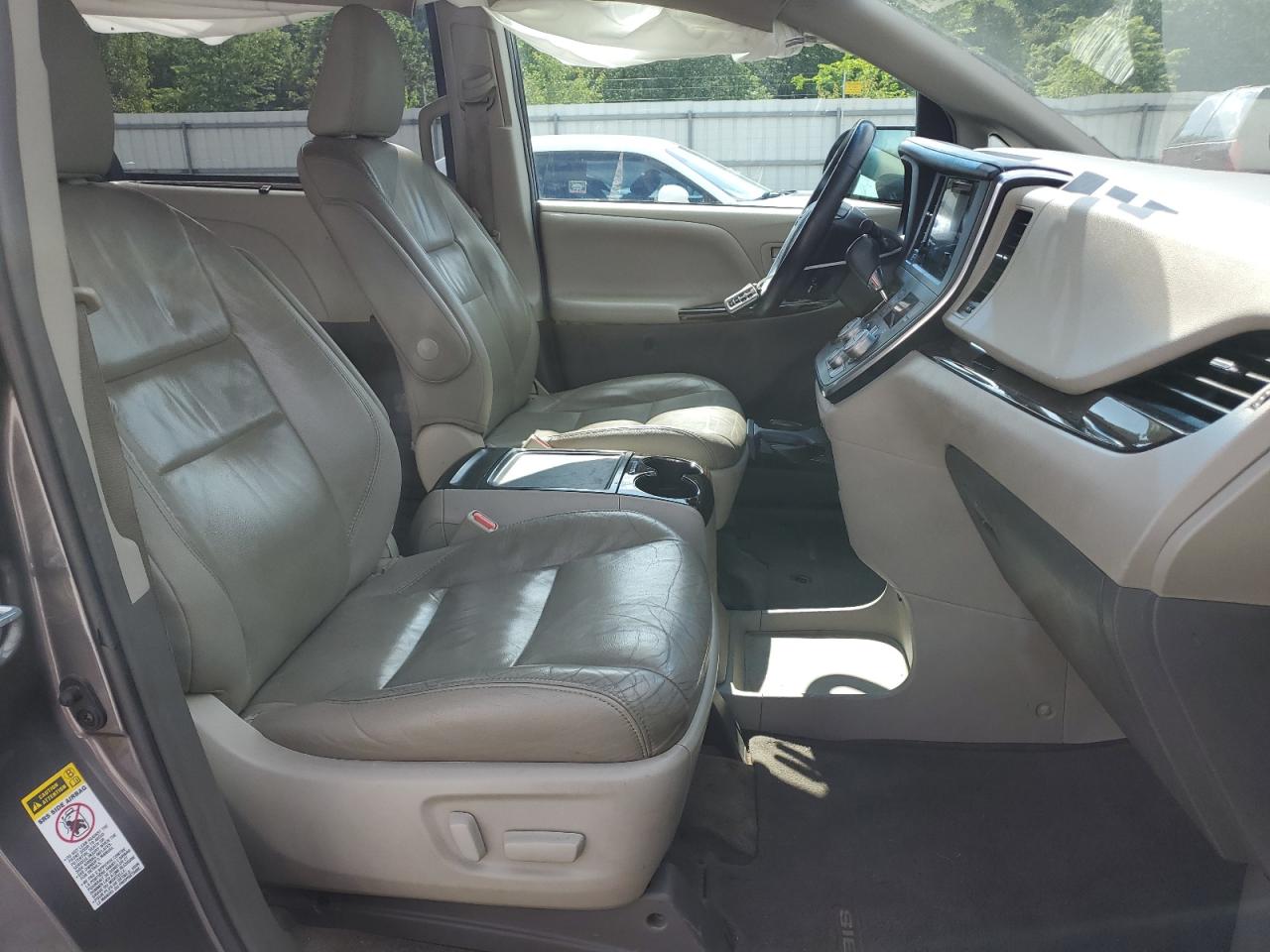 5TDYZ3DC6HS826472 2017 Toyota Sienna Xle