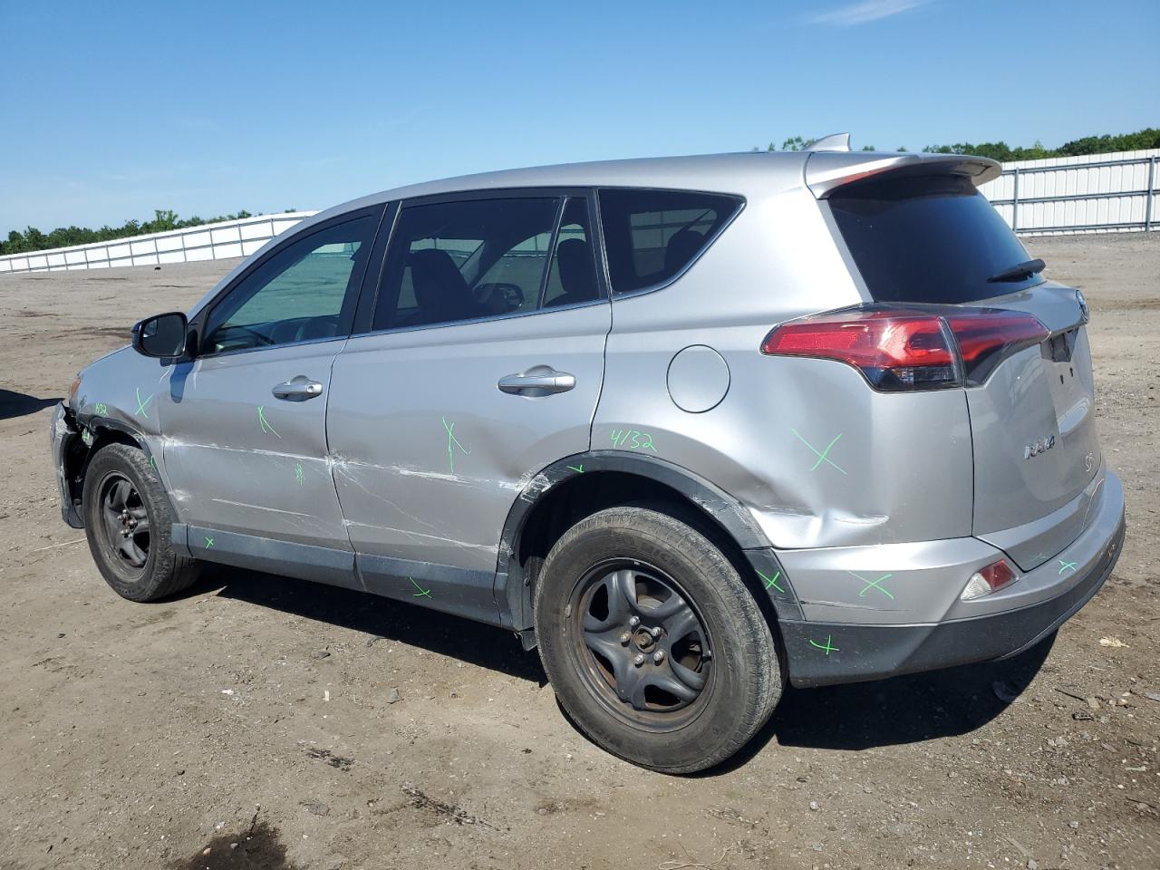 2T3BFREV7JW852505 2018 Toyota Rav4 Le