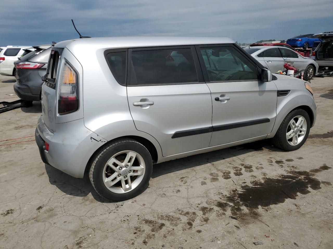 KNDJT2A29B7708734 2011 Kia Soul +