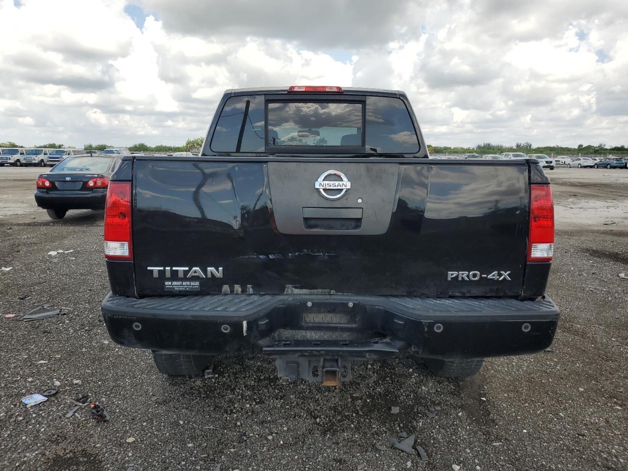 1N6AA0EC1BN301562 2011 Nissan Titan S