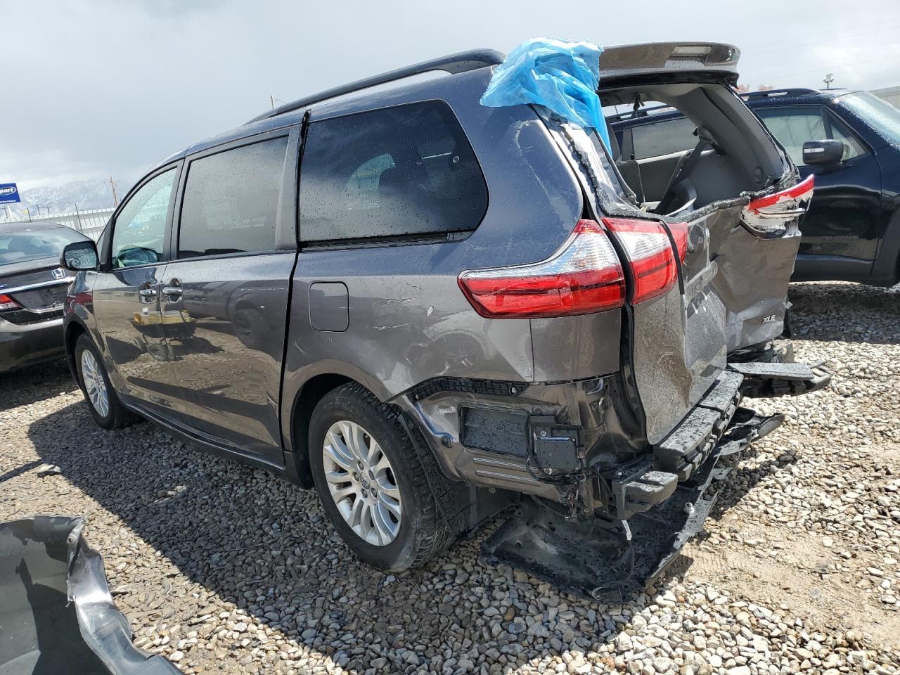 2017 Toyota Sienna Xle vin: 5TDYZ3DC3HS899444