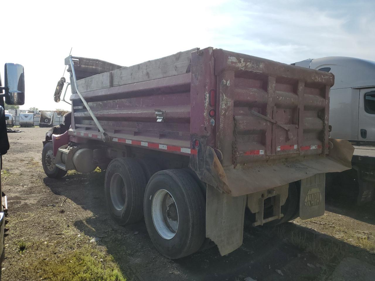 Lot #2935887828 2005 PETERBILT 335