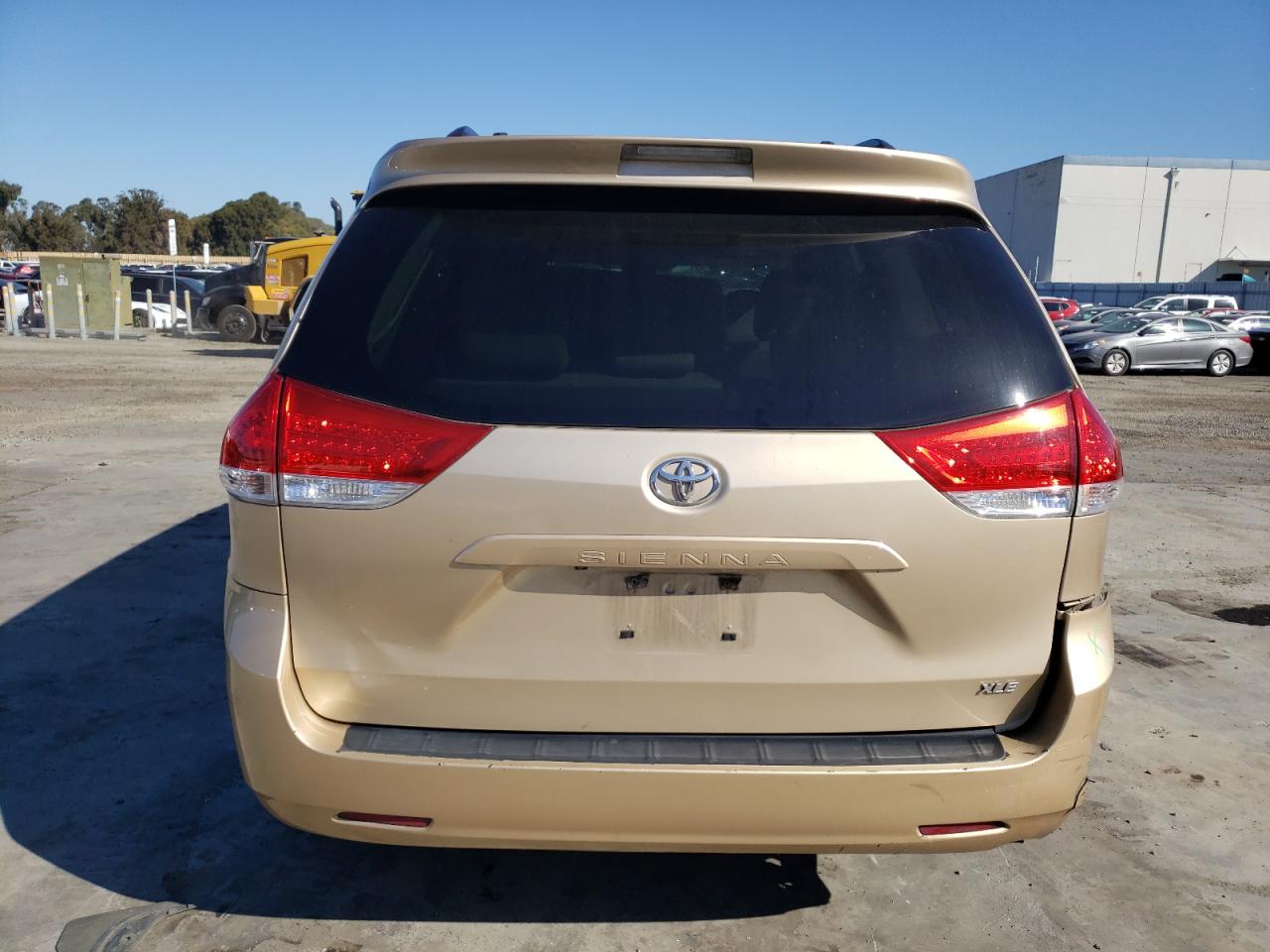 5TDYK3DC8CS261168 2012 Toyota Sienna Xle