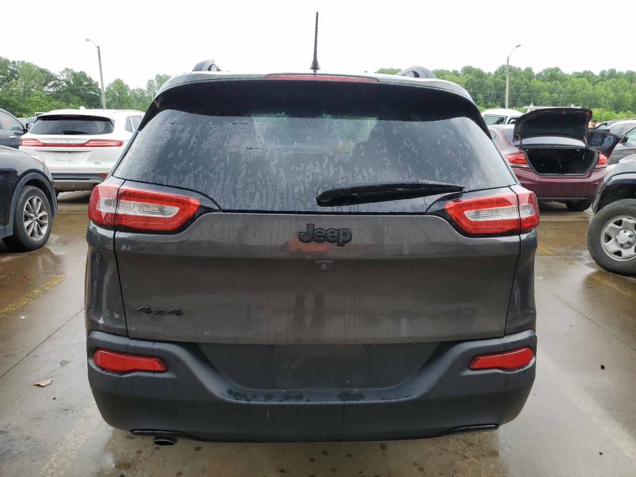 2018 Jeep Cherokee Latitude vin: 1C4PJMCB8JD541372