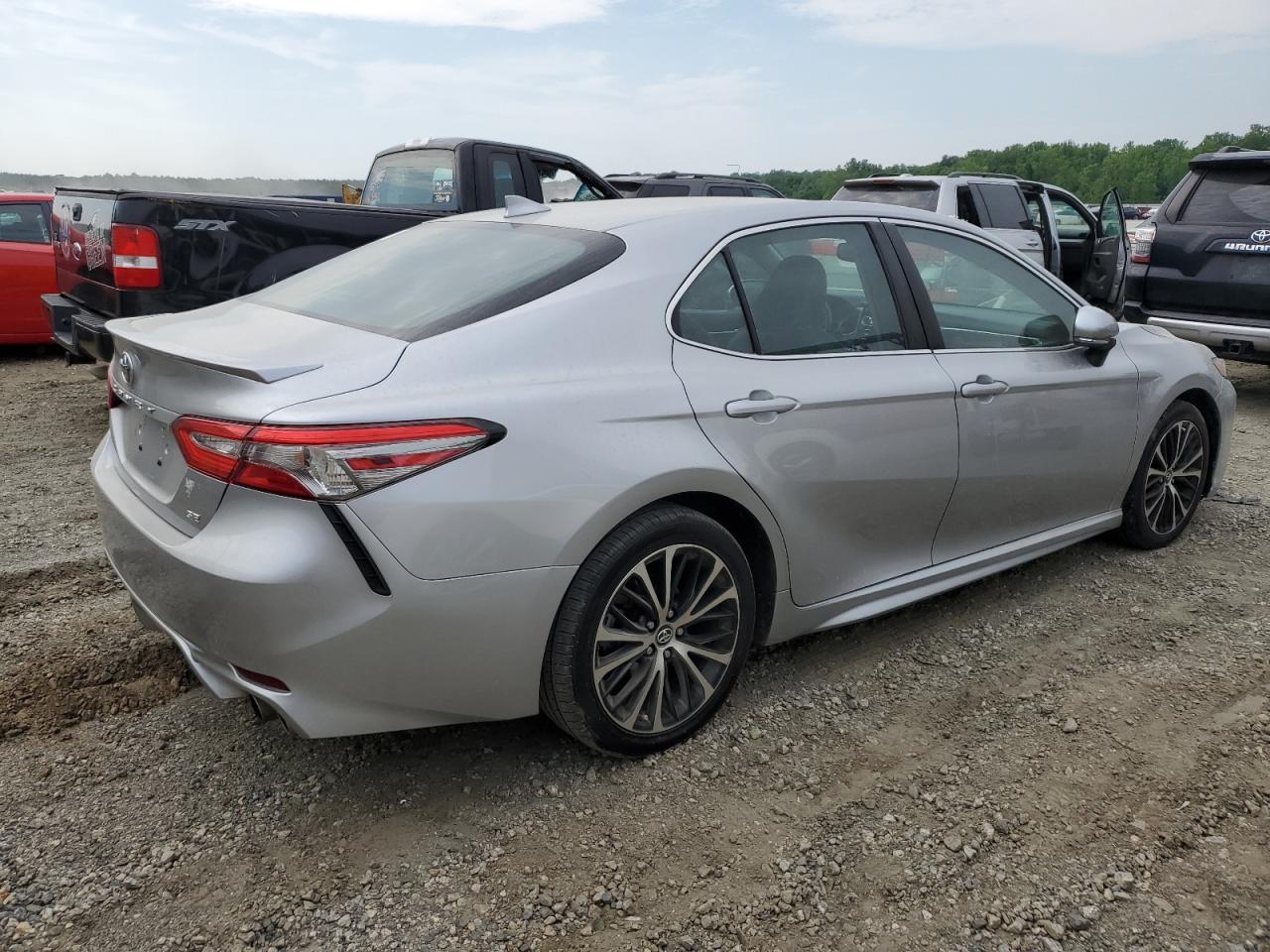 4T1B11HK2JU561338 2018 Toyota Camry L