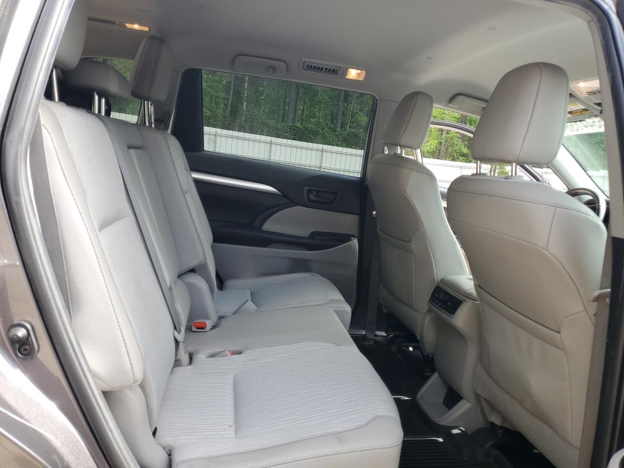 5TDZZRFH9KS351200 2019 Toyota Highlander Le