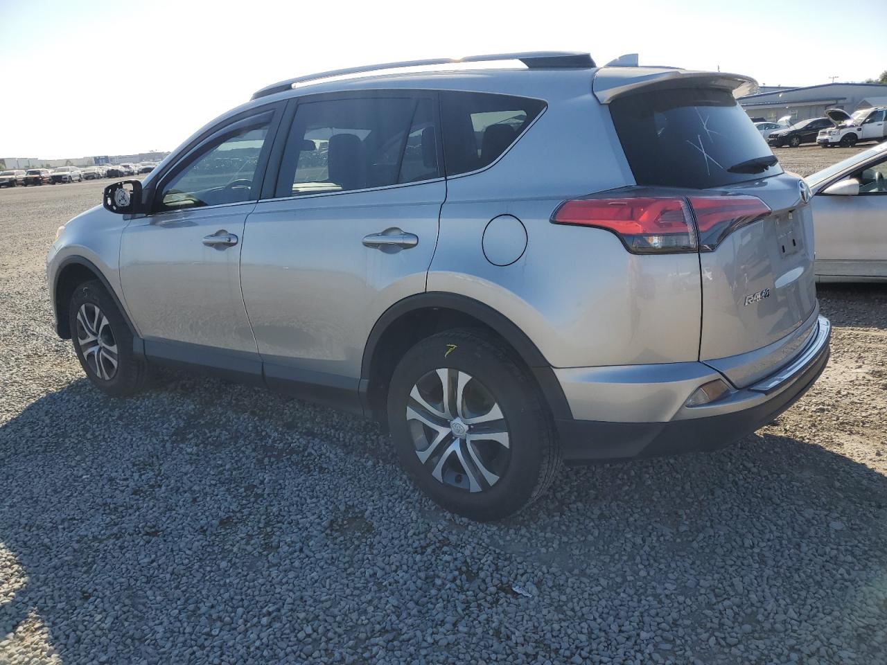 2018 Toyota Rav4 Le vin: JTMZFREV5JJ183695