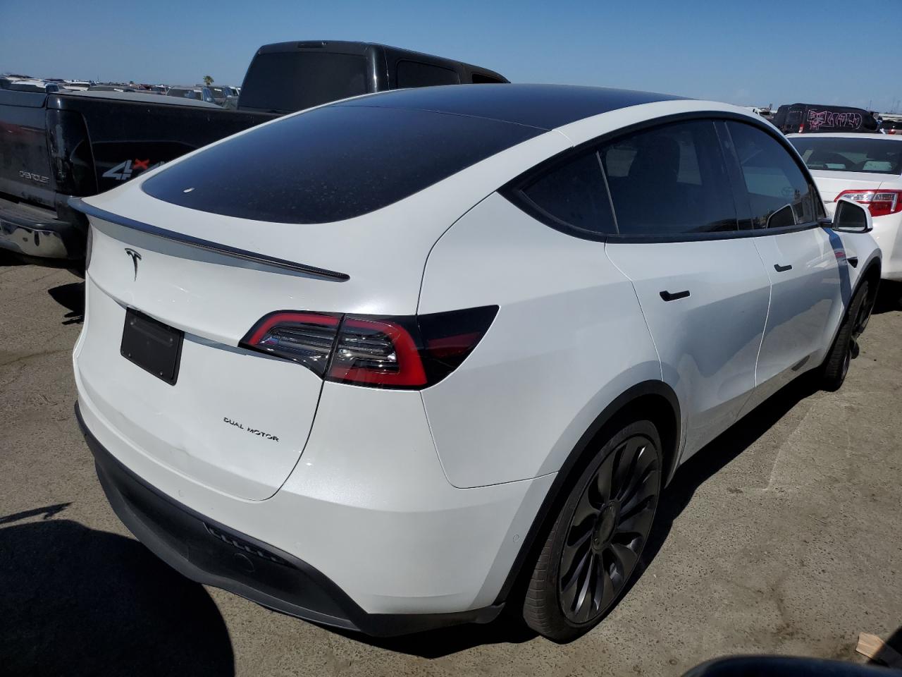 2022 Tesla Model Y vin: 7SAYGDEF0NF493323