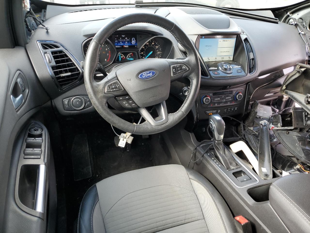 1FMCU9J9XKUC10132 2019 Ford Escape Titanium