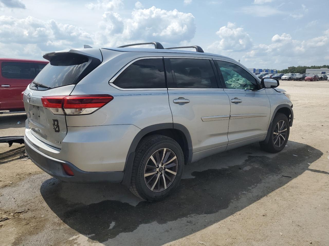 5TDKZRFH8JS531221 2018 Toyota Highlander Se