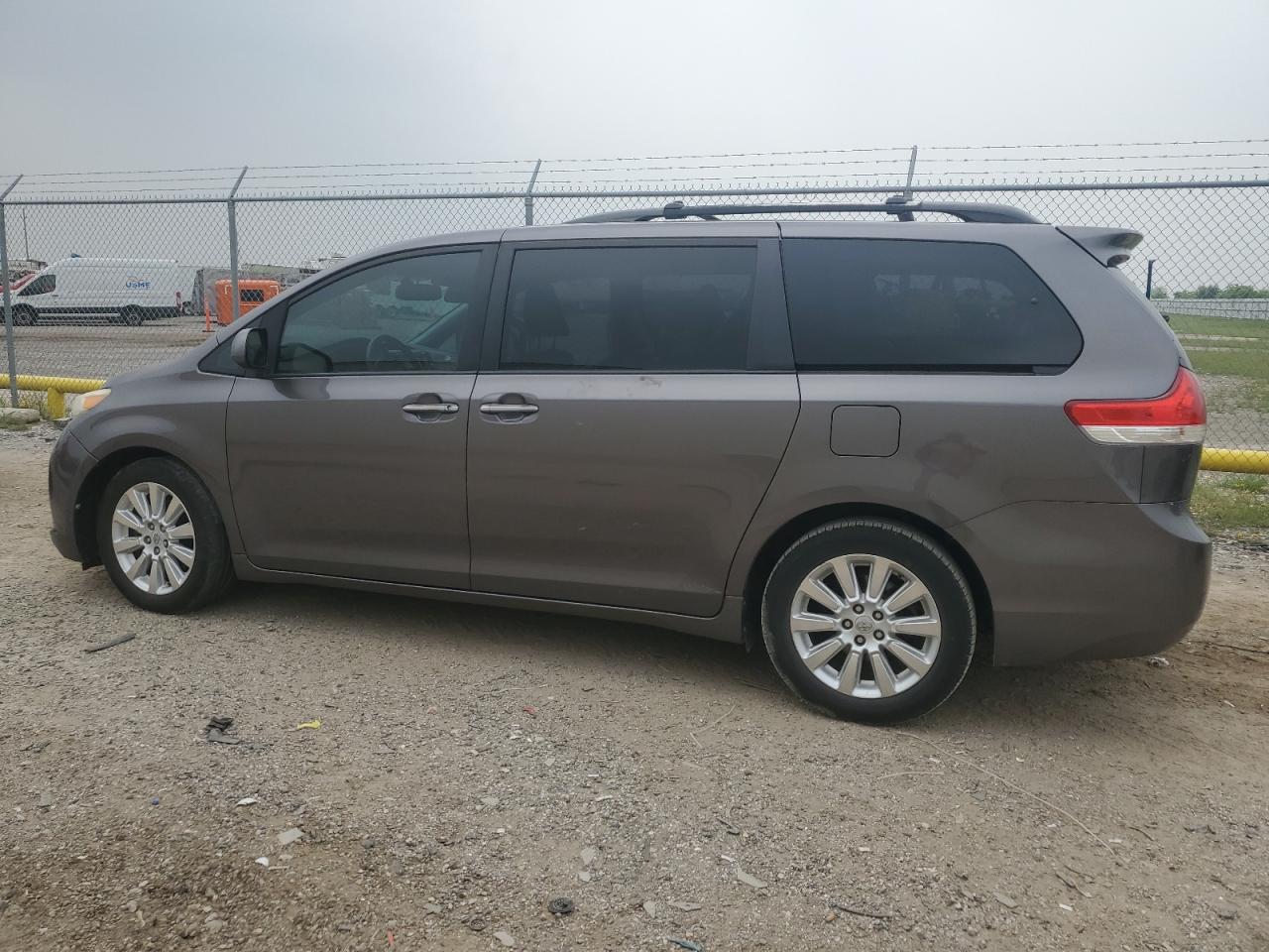 5TDYK3DC4BS074914 2011 Toyota Sienna Xle