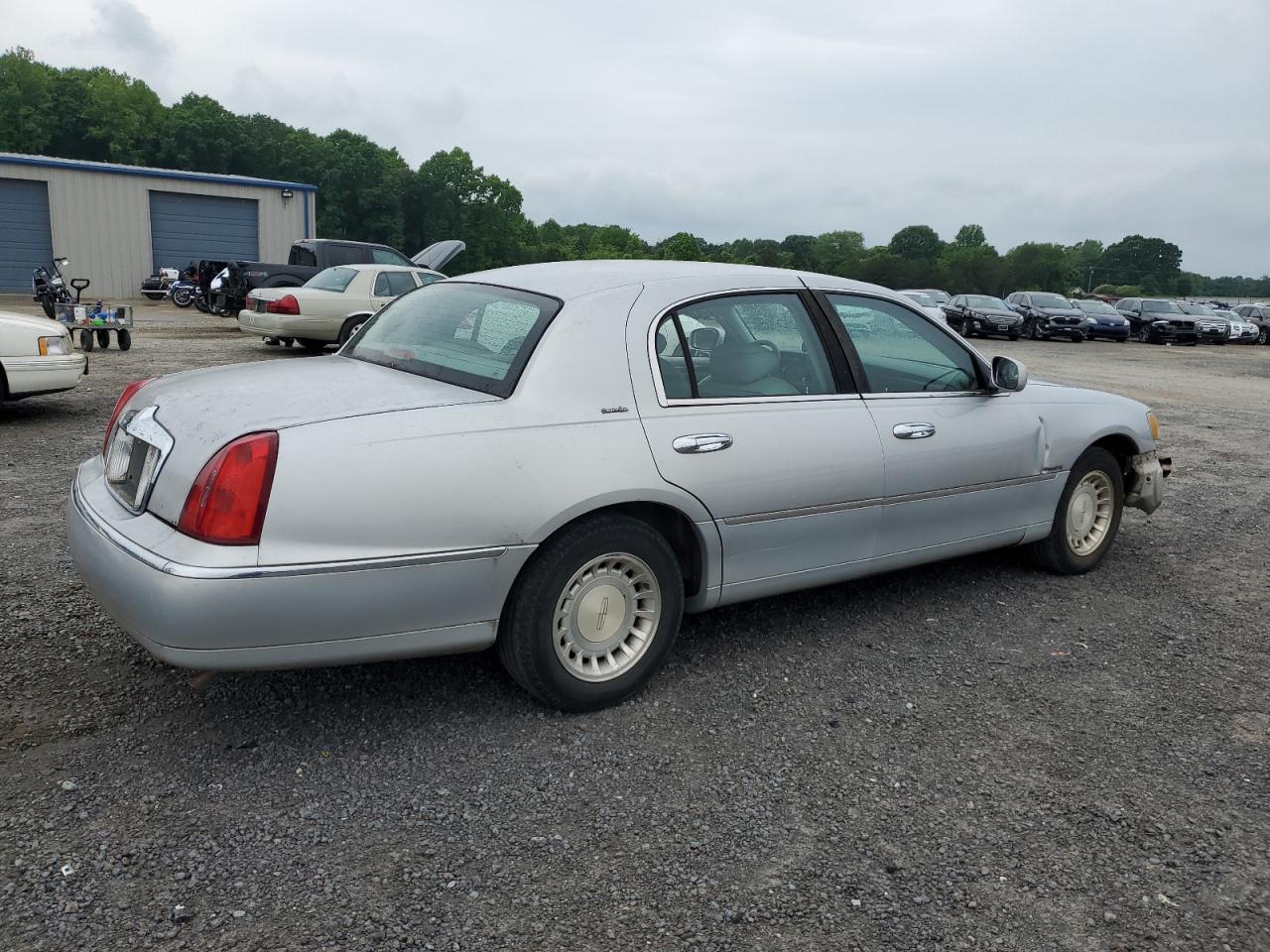 1LNHM81WX1Y733793 2001 Lincoln Town Car Executive