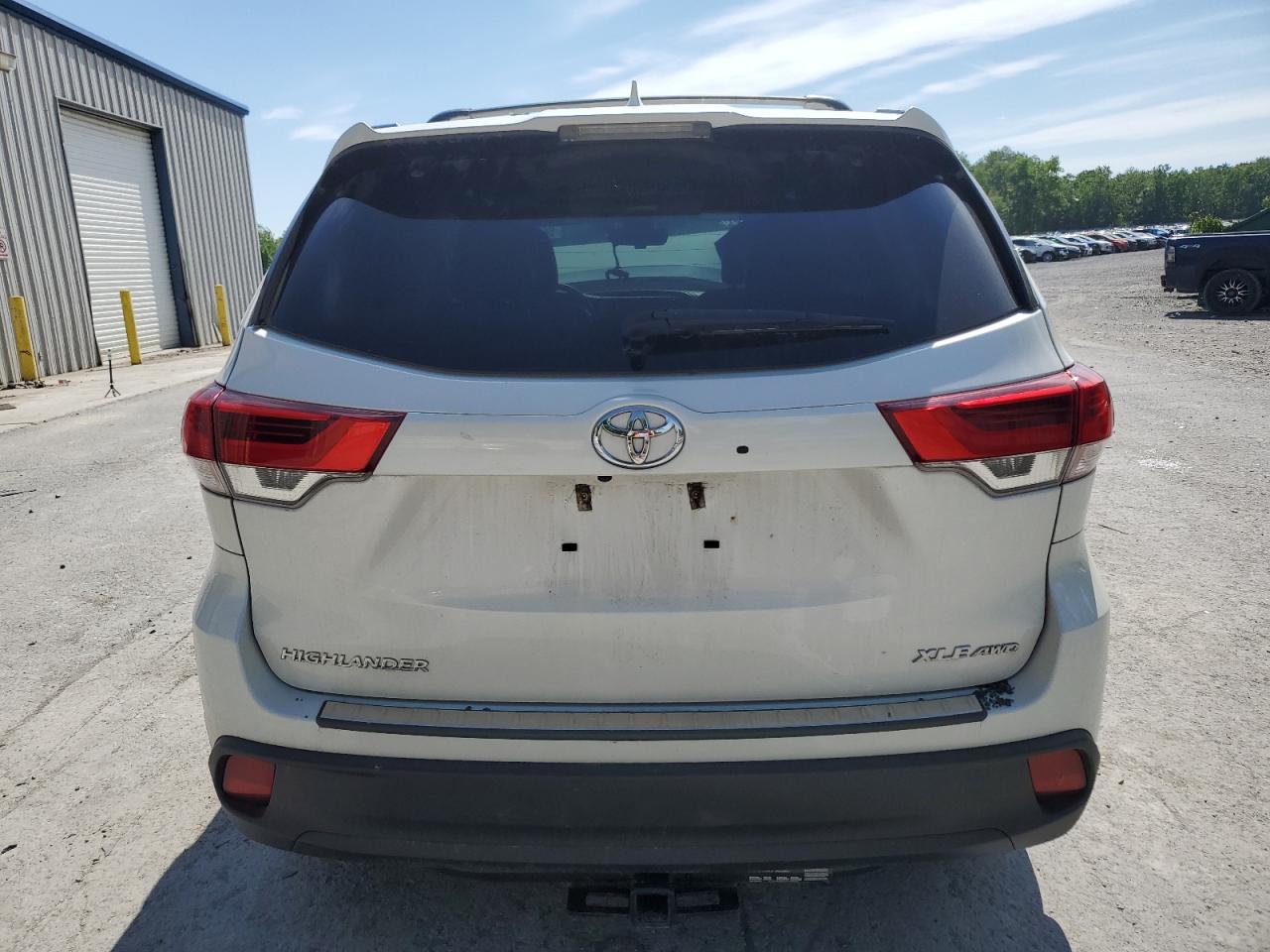 5TDJZRFH7KS575725 2019 Toyota Highlander Se