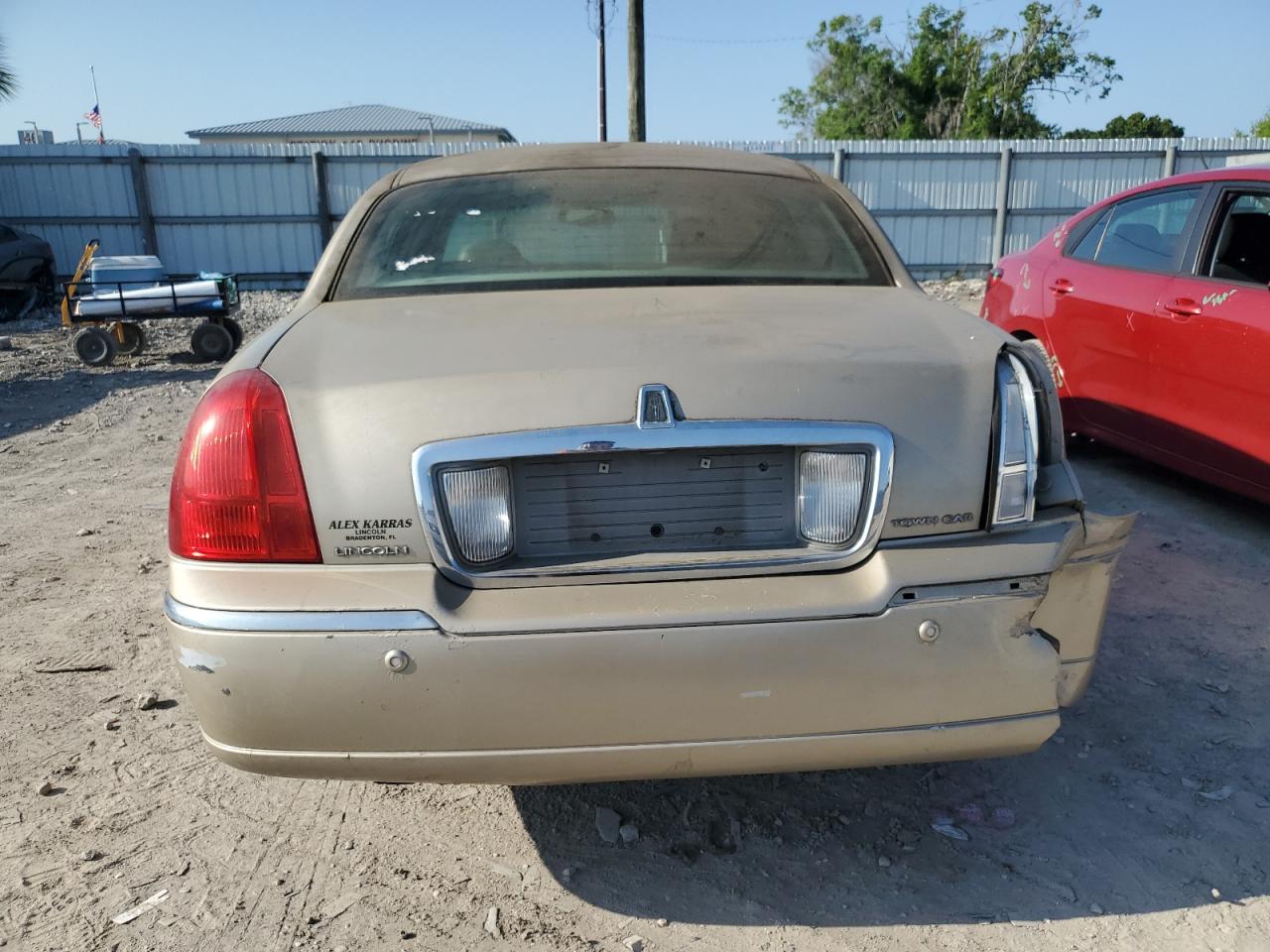 1LNHM81W35Y661583 2005 Lincoln Town Car Signature