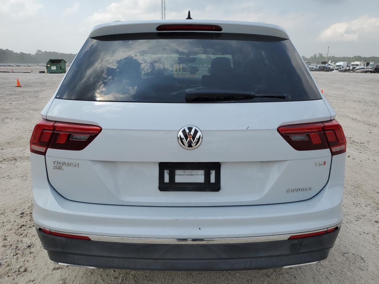 3VV3B7AXXJM021563 2018 Volkswagen Tiguan Se