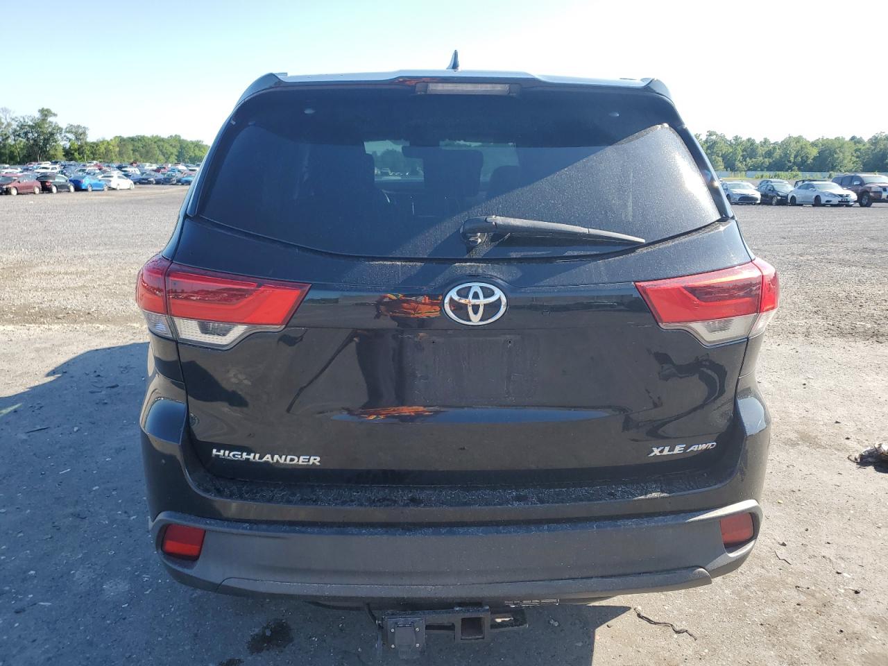 5TDJZRFH8JS800071 2018 Toyota Highlander Se