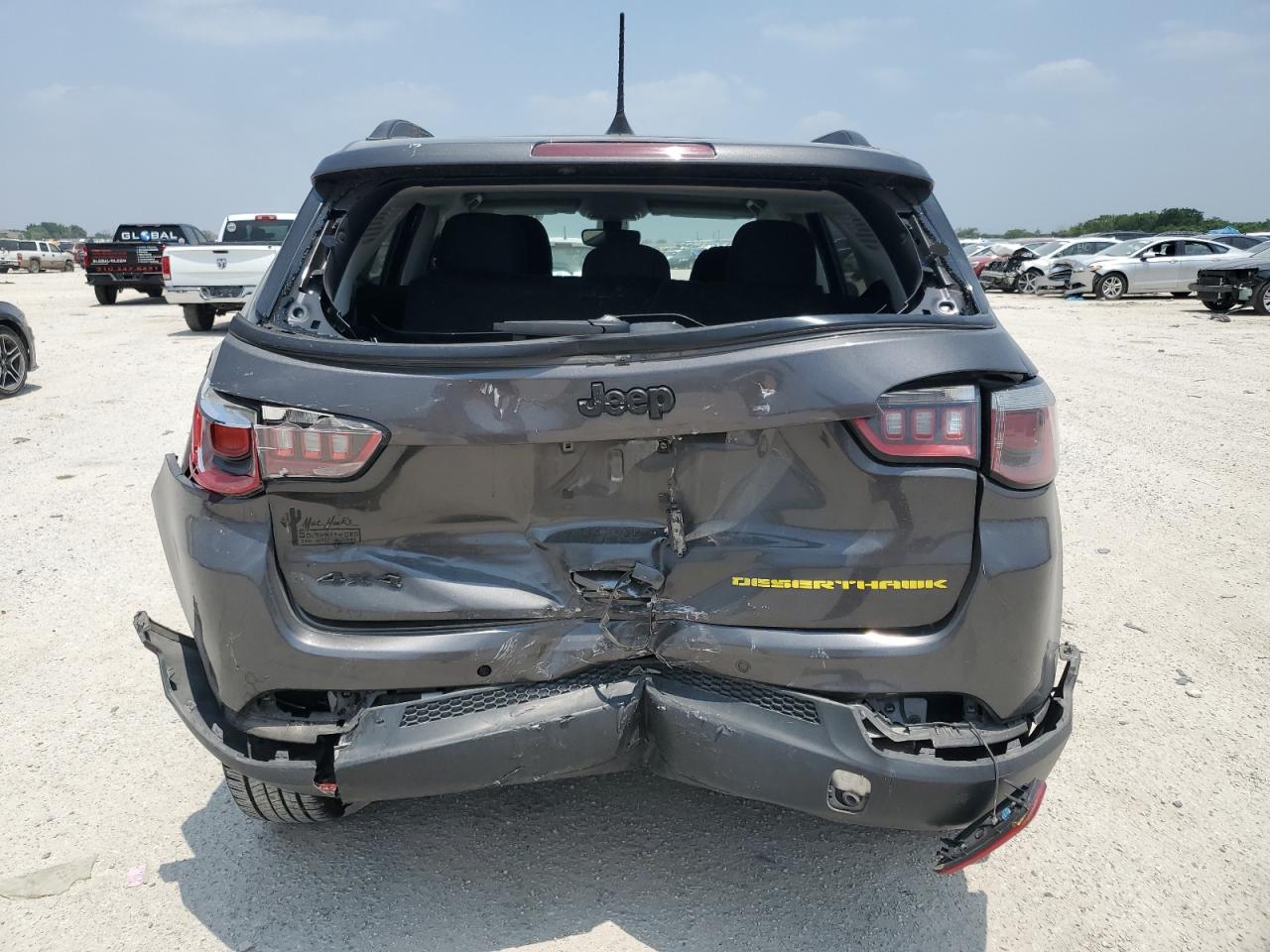 3C4NJDAB2JT457861 2018 Jeep Compass Sport